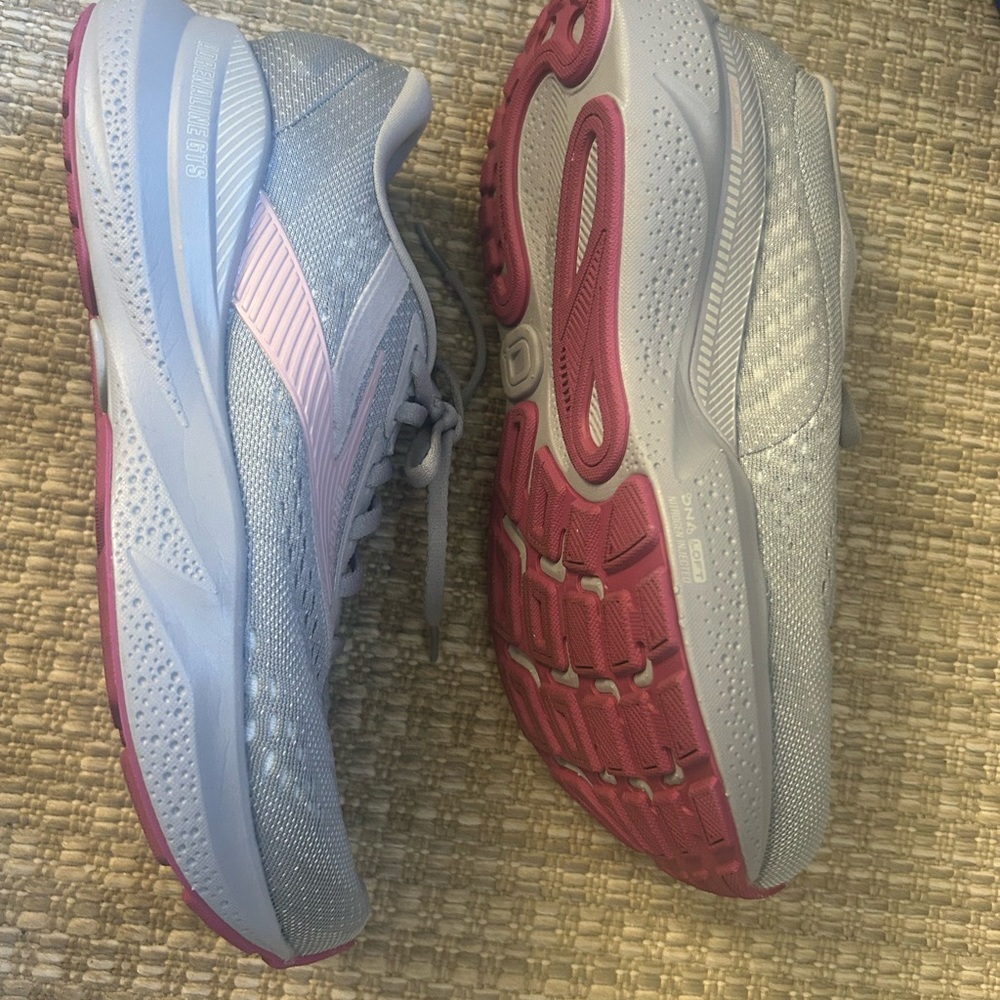 Brooks Adrenaline Women’s Light Gray Running Shoes with Pink Logo 7 wide - Picture 2 of 7